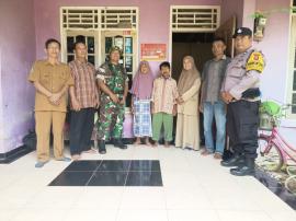 PEMASANGAN SETIKER PENERIMA BANTUAN SOSIAL TAHAP KE II NGORO ORO