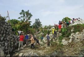 Warga Ngoro-oro Gotong Royong Perbaiki Lapangan